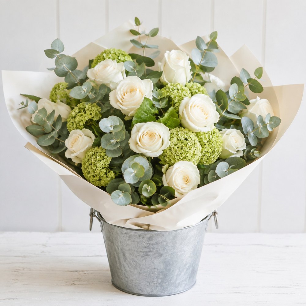 Weiße Rosen, Schneeball, Eukalyptus